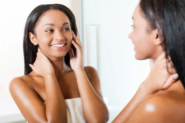 African woman touching face — Stock Photo, Image