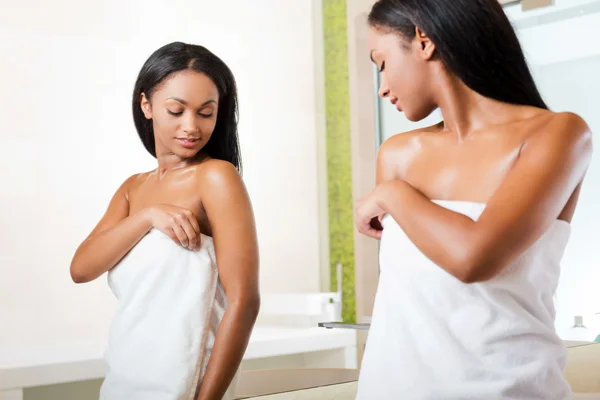 African woman covering body with towel — Stock Photo, Image