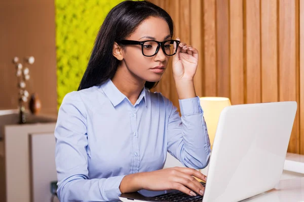 Afrikaanse vrouw werken op laptop — Stockfoto