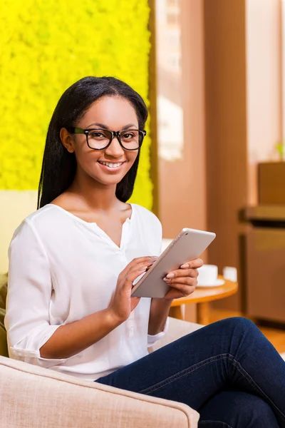 Mujer africana trabajando en tableta digital — Foto de Stock