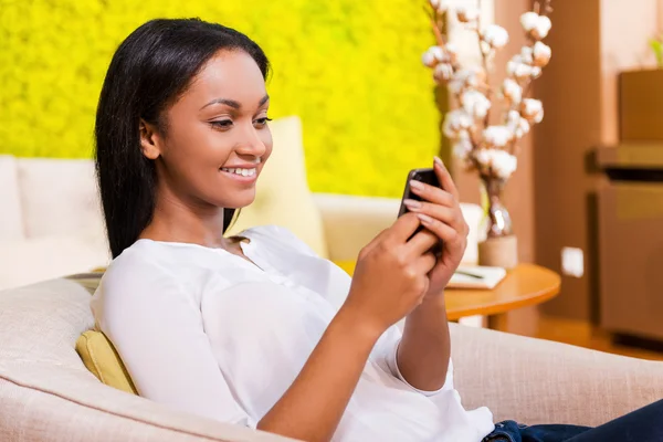 Mujer africana sosteniendo teléfono móvil —  Fotos de Stock