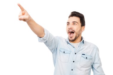 Uzağa işaret şaşırmış genç adam