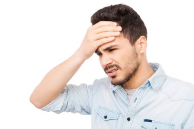 Hayal kırıklığına uğramış genç adam gömlekli