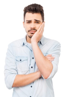 Genç adam elini yanağına tutarak