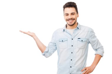 Kopya yer tutan tişörtlü adam