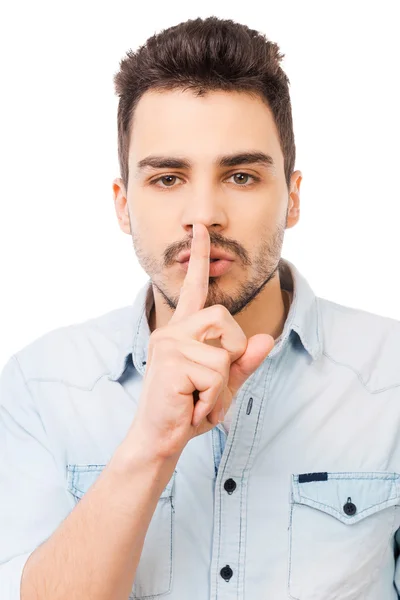 Man in het shirt houden vinger op lippen — Stockfoto