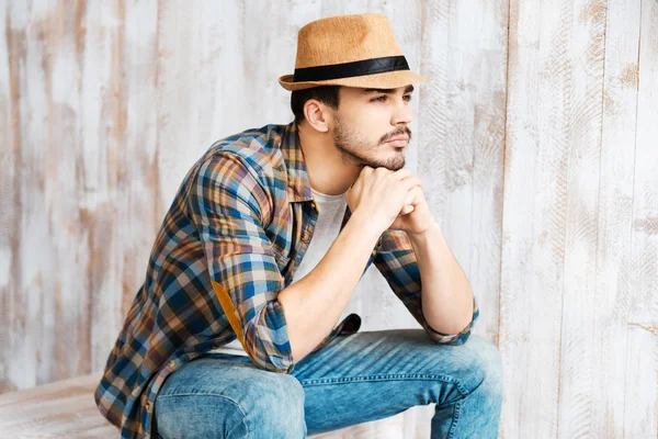 Joven guapo usando sombrero — Foto de Stock