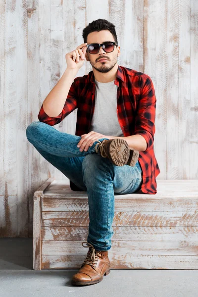 Young man adjusting his sunglasses — Stock Photo, Image