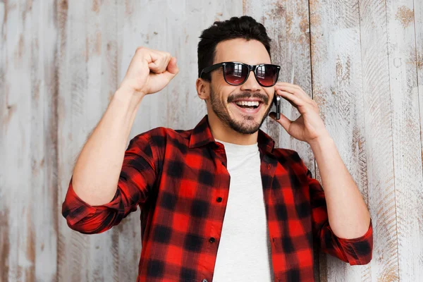 Cheerful man talking on mobile phone — Stock Photo, Image