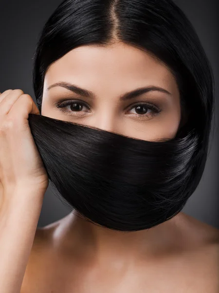 Žena pokrývající obličej vlasy — Stock fotografie