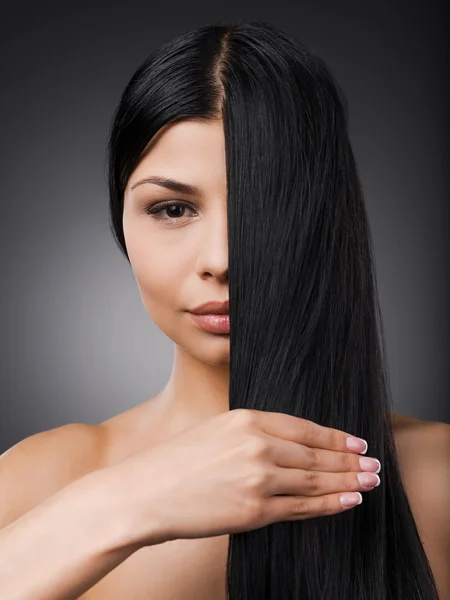 Mulher cobrindo metade do rosto pelo cabelo — Fotografia de Stock