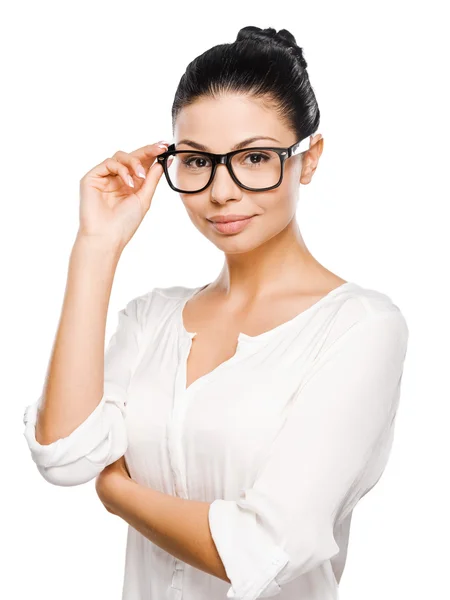 Mujer joven ajustando sus gafas —  Fotos de Stock