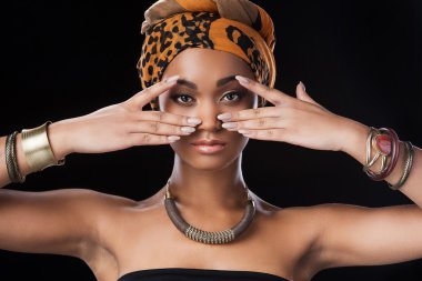 Türban takan Afrikalı kadın