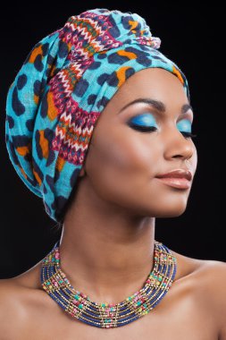 Afrikalı kadın başörtüsü ve kolye