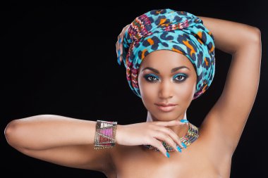 Afrikalı kadın başörtüsü ve takı