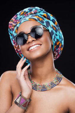 Türban takan Afrikalı kadın