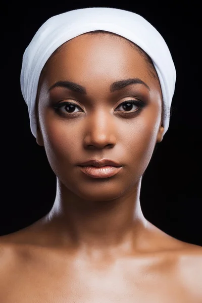 Femme africaine portant un foulard — Photo
