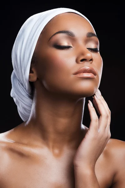 Mujer africana con pañuelo en la cabeza —  Fotos de Stock