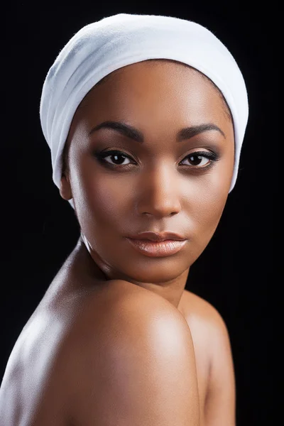 Mulher africana usando um lenço de cabeça — Fotografia de Stock