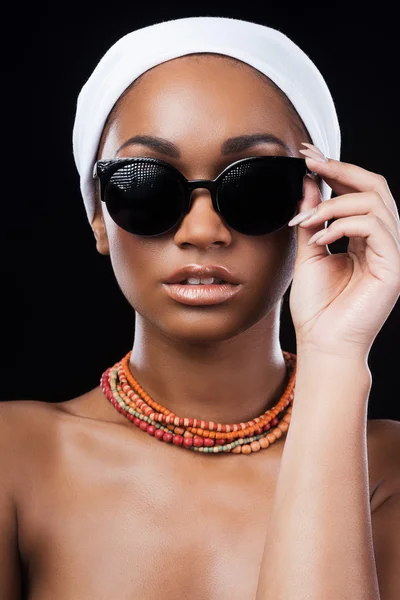 African woman adjusting sunglasses — Stock Photo, Image