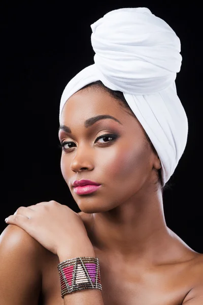 Mulher africana usando lenço de cabeça — Fotografia de Stock