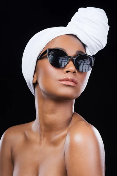 Mulher africana usando lenço de cabeça — Fotografia de Stock