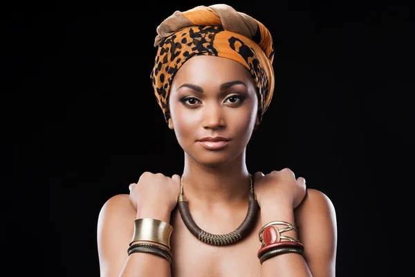 Afrikaanse vrouw draagt hoofddoek — Stockfoto