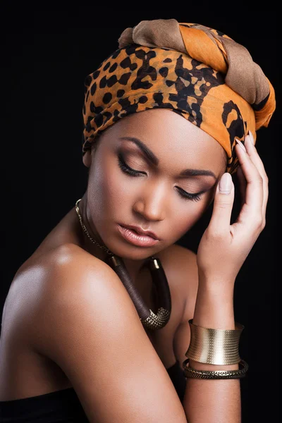 Femme africaine portant un foulard — Photo