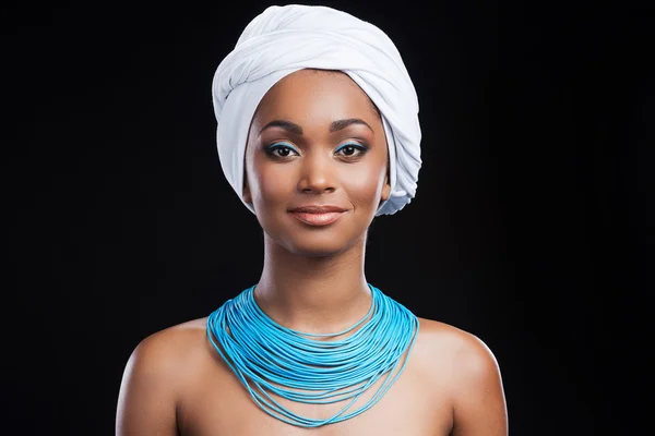 Afrikaanse vrouw draagt hoofddoek — Stockfoto
