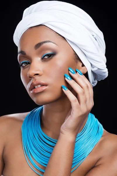 Mujer africana con pañuelo en la cabeza — Foto de Stock