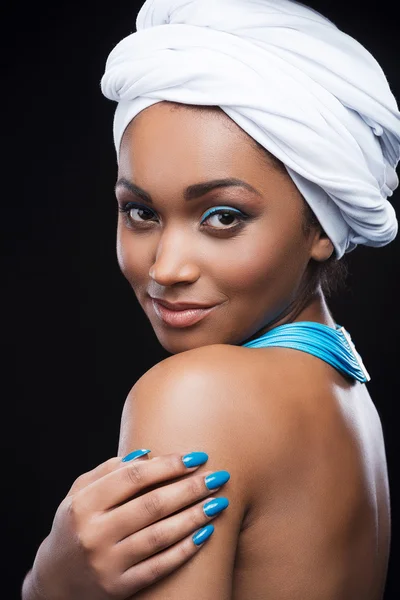 Femme africaine portant un foulard — Photo