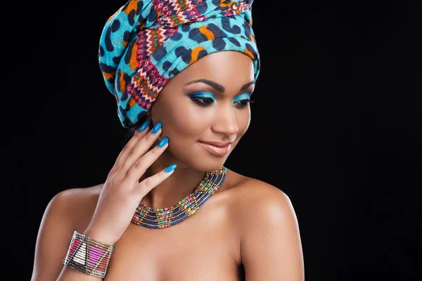 Mujer africana con pañuelo en la cabeza y collar — Foto de Stock