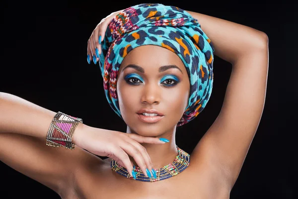 Afrikaanse vrouw in hoofddoek en sieraden — Stockfoto