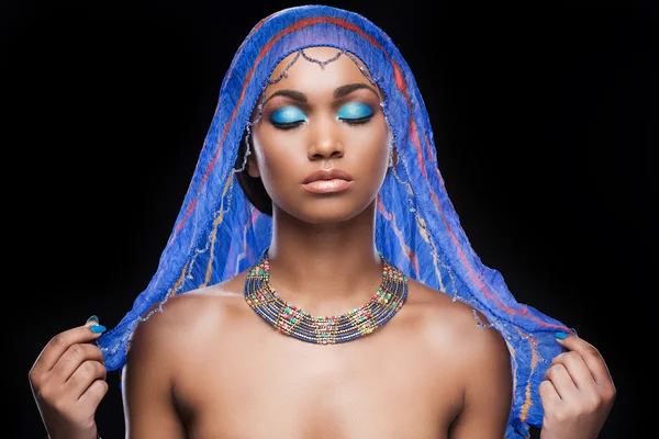 Afrikaanse vrouw die betrekking hebben op hoofd door sjaal — Stockfoto
