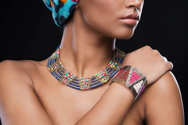 Африканская женщина в платке и украшениях — стоковое фото
