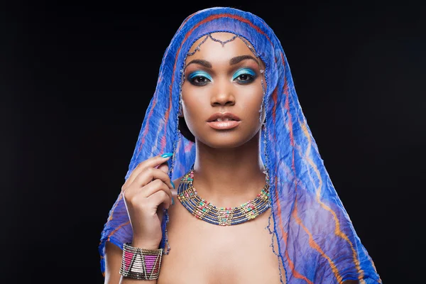 Afrikanerin bedeckt Kopf mit Schal — Stockfoto