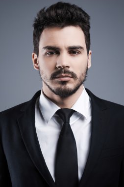 Kendine güvenen genç adam resmi kıyafeti