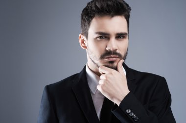 Kendine güvenen genç adam resmi kıyafeti