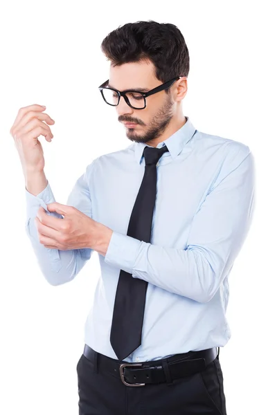 Uomo in camicia che regola la manica — Foto Stock