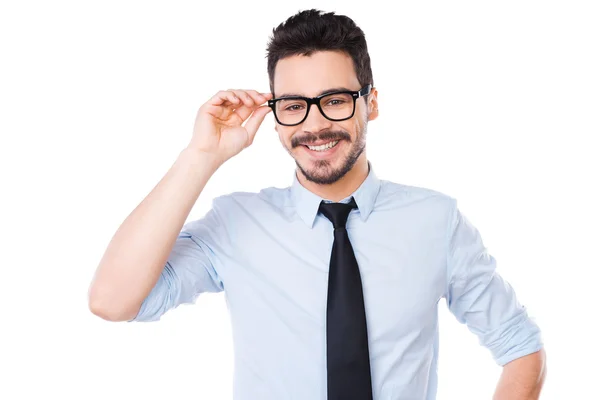 Uomo in camicia che regola i suoi occhiali — Foto Stock
