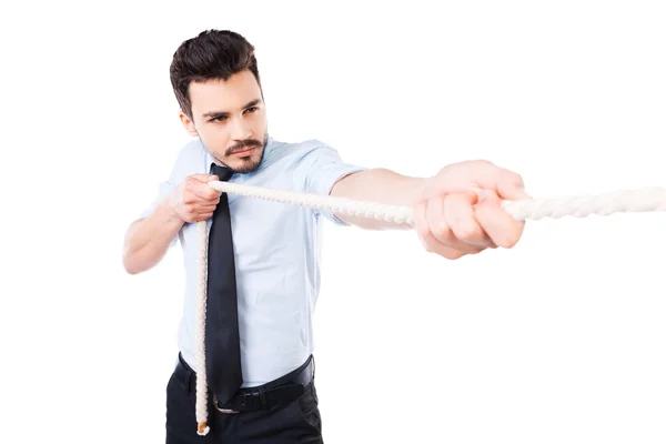 Homem de camisa e gravata puxando corda — Fotografia de Stock