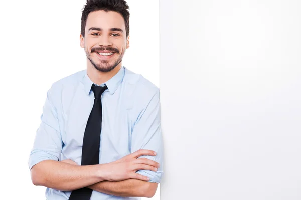 Uomo in camicia appoggiato allo spazio copia — Foto Stock