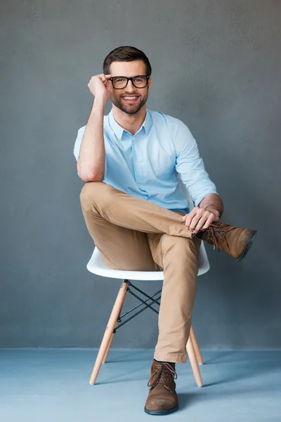 Muž, nastavení jeho brýlí — Stock fotografie