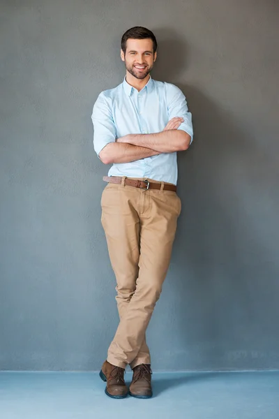 Bonito jovem de camisa — Fotografia de Stock