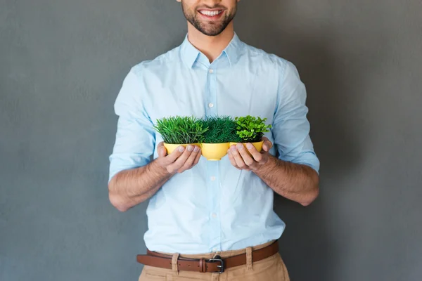 Mannen i skjortan håller blomkruka — Stockfoto