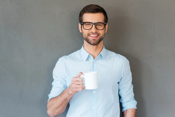 Hombre con camisa en gafas que sostiene la taza —  Fotos de Stock