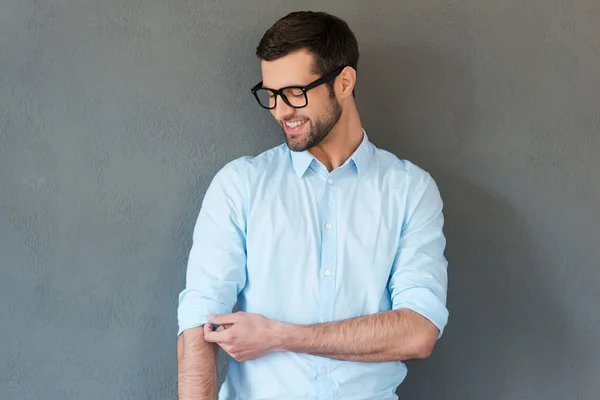 Hombre con camisa ajustando mangas — Foto de Stock