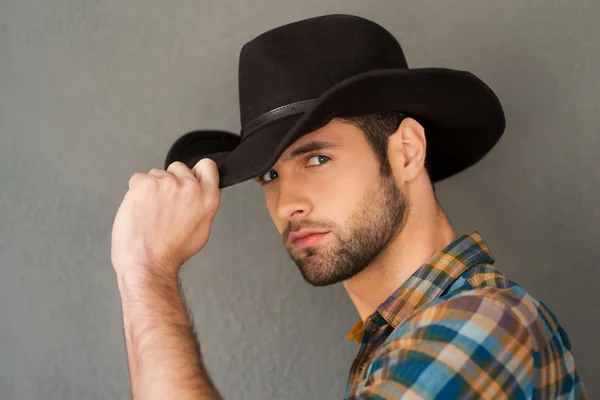 Homem ajustando seu chapéu de cowboy — Fotografia de Stock