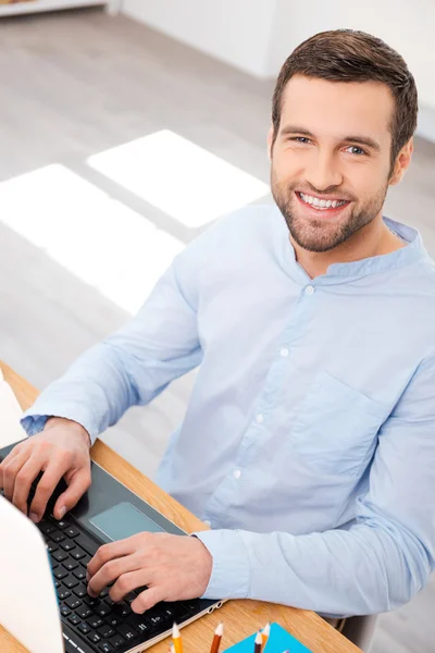 Uomo in camicia che lavora su laptop — Foto Stock