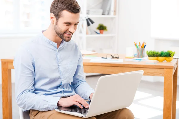 Man in het shirt die op laptop werkt op kantoor — Stockfoto
